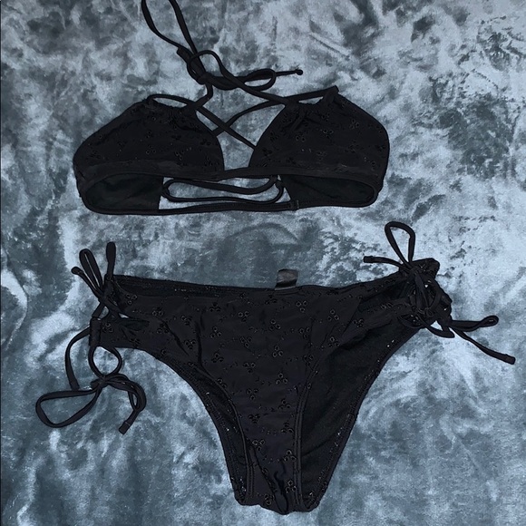 Bikini - Picture 1 of 3